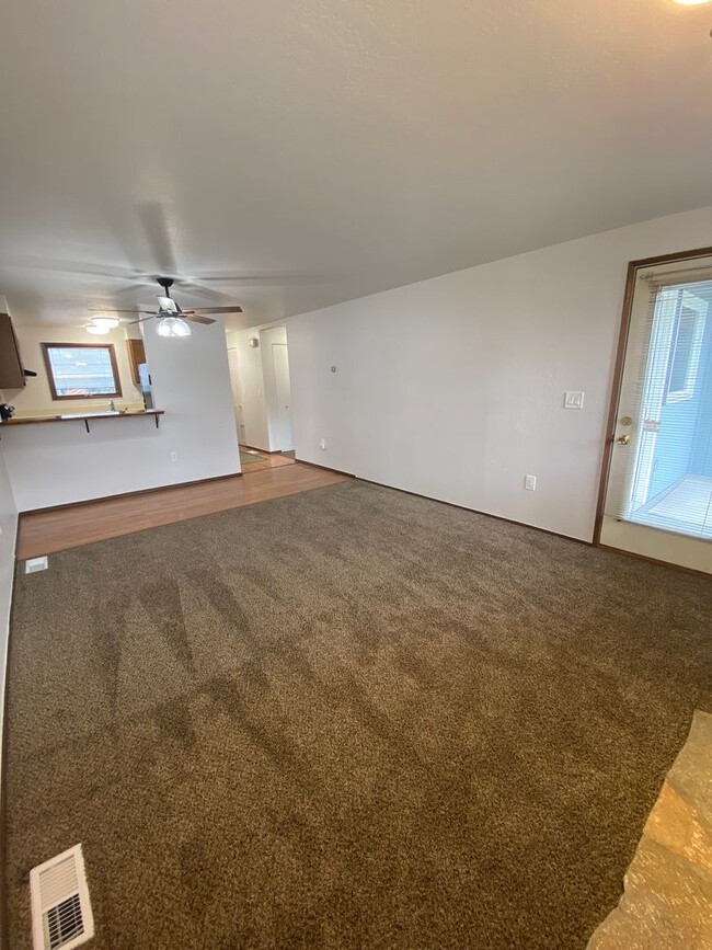 Building Photo - Well maintained (1) bedroom, (1) bathroom ...