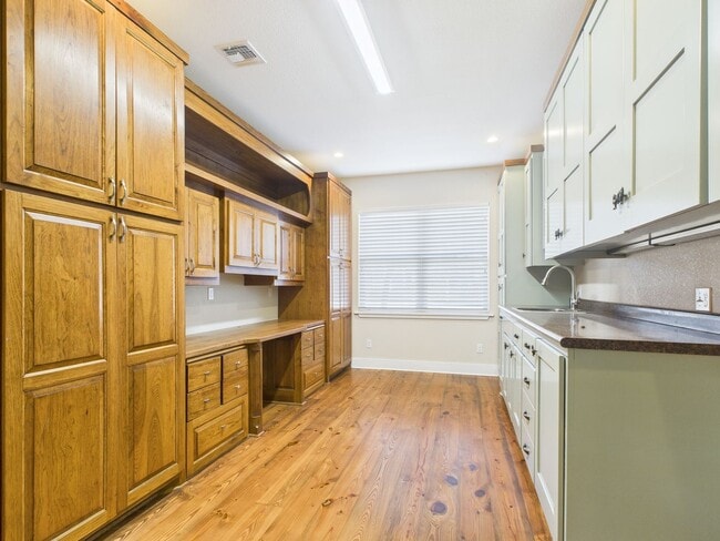 Building Photo - Adorable Bunglow