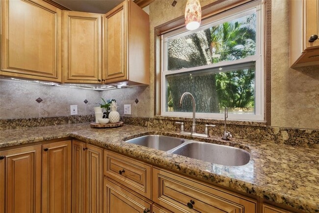 Building Photo - 4926 Camellia Way S