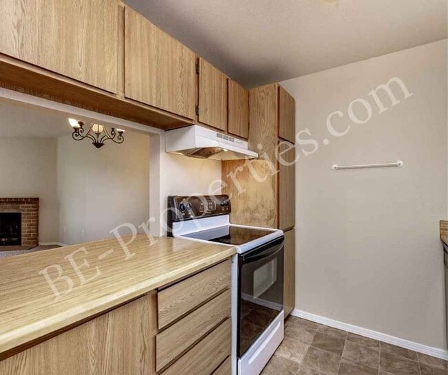 Building Photo - Cozy 1 Bedroom in the By The Green Community.