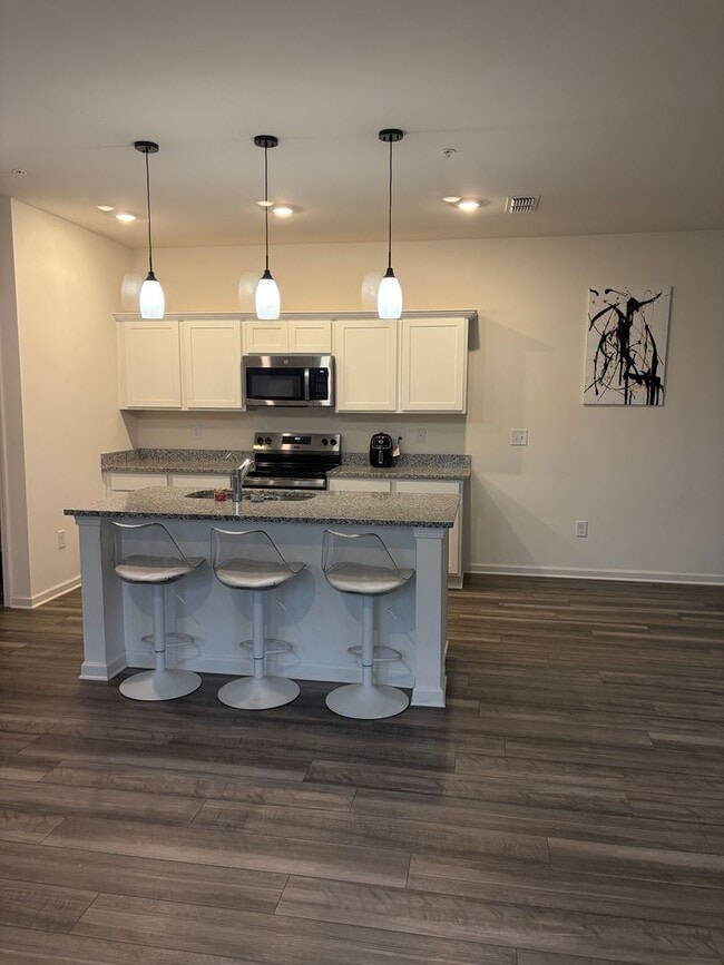 Building Photo - End-Unit Townhouse