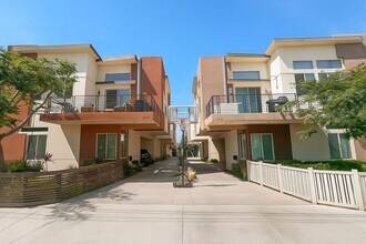 Building Photo - Rare 4-Bedroom Find in Redondo Beach