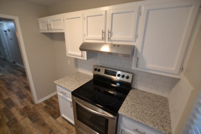 Building Photo - Newly Renovated 3 bedroom, 2 bath duplex conveniently located in Cumberland Cove