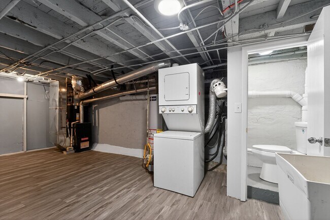Building Photo - 2 bedroom 1.5 bath rowhome for rent in Baltimore