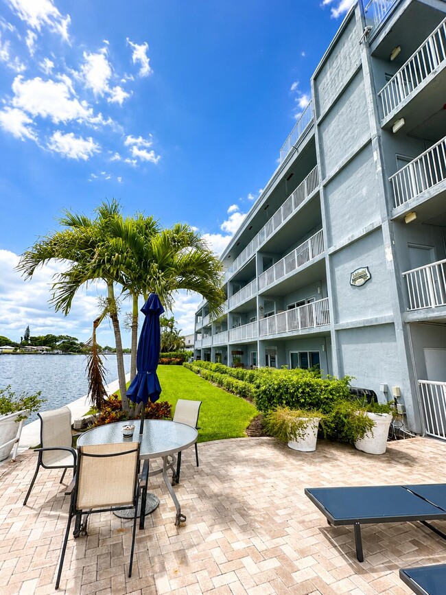 Building Photo - 1201 S Riverside Dr