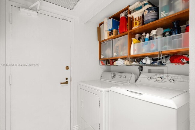 Building Photo - 520 Brickell Key Dr