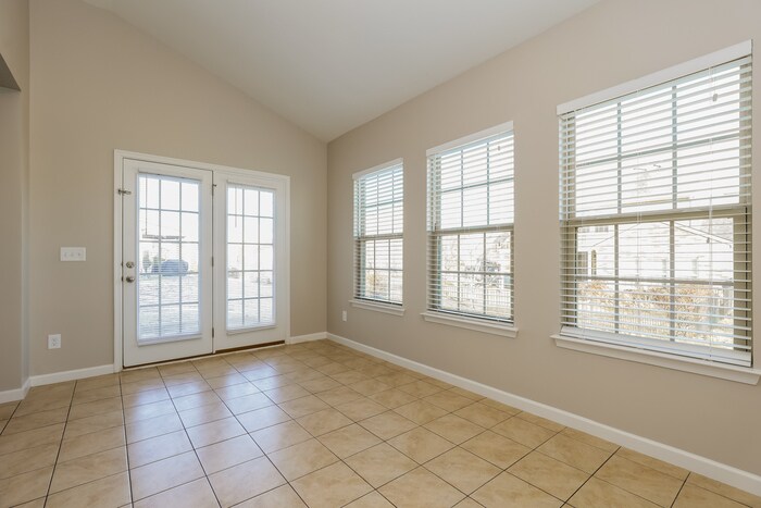 Building Photo - 1543 Oak Dr