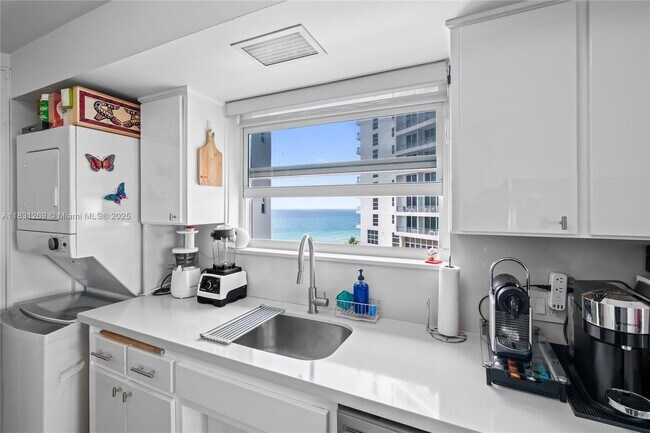 Building Photo - 4925 Collins Ave
