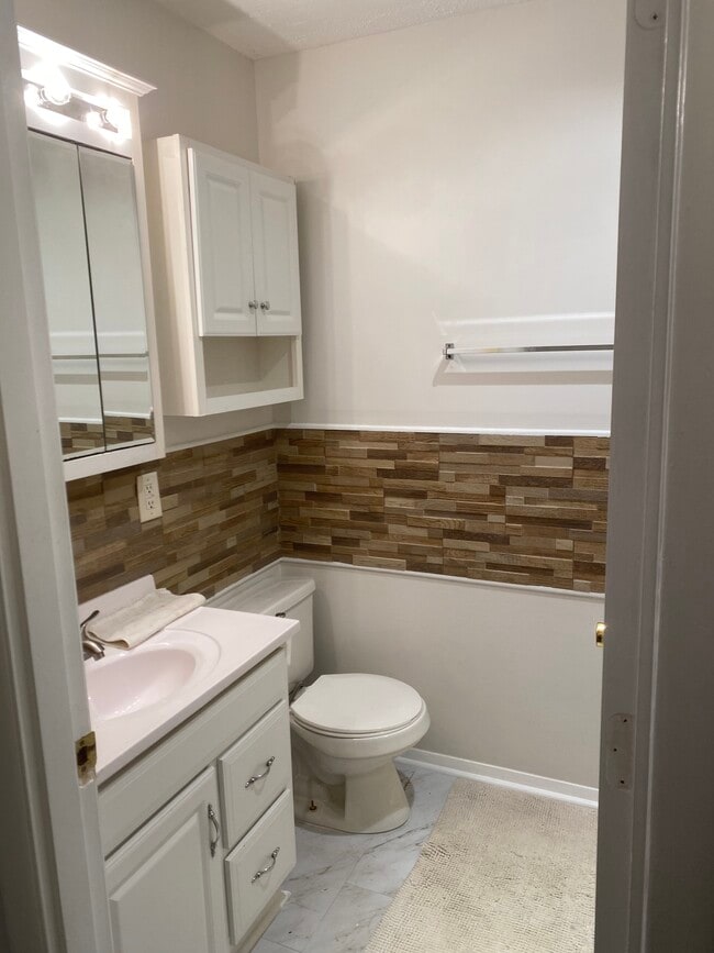 Building Photo - 4305 E Maple Manor Pkwy