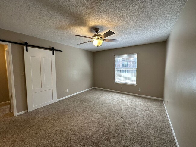 Building Photo - 2 bedroom 2 bath condo w/ balcony & garage available for rent in Mill Ridge!