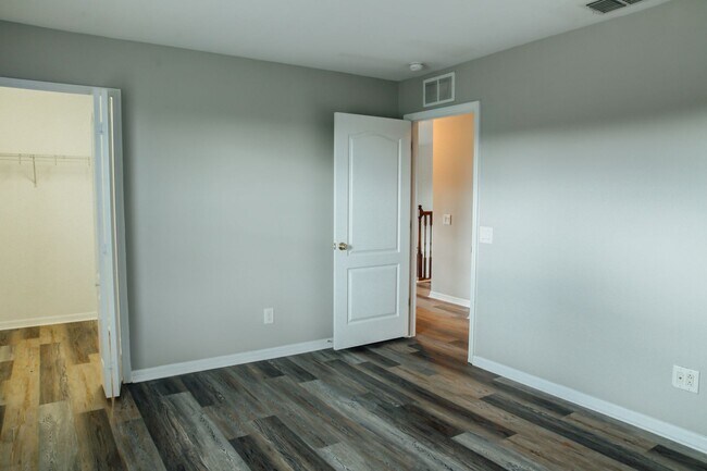 Building Photo - Elegant 5-Bedroom Pool Home with 3-Car Gar...