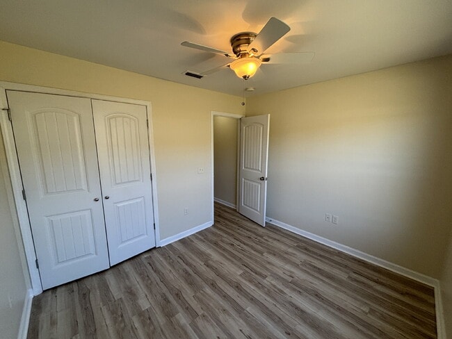 Building Photo - 472 Jester St