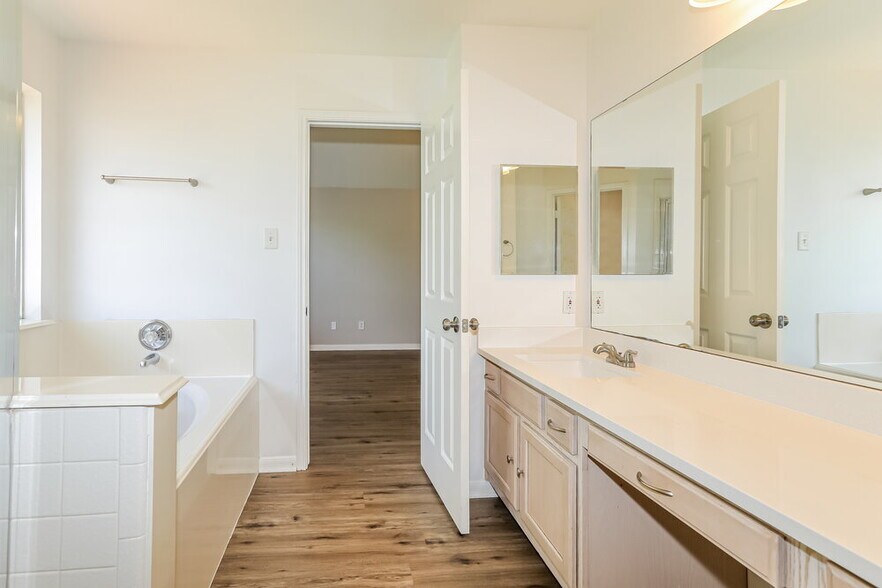 Building Photo - 10410 Enchanted
