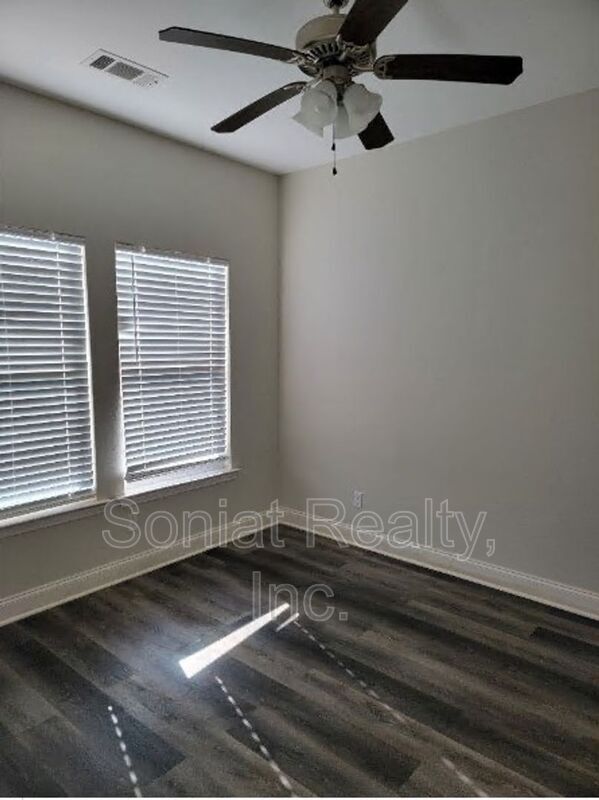Building Photo - 4504 Pontchartrain Dr