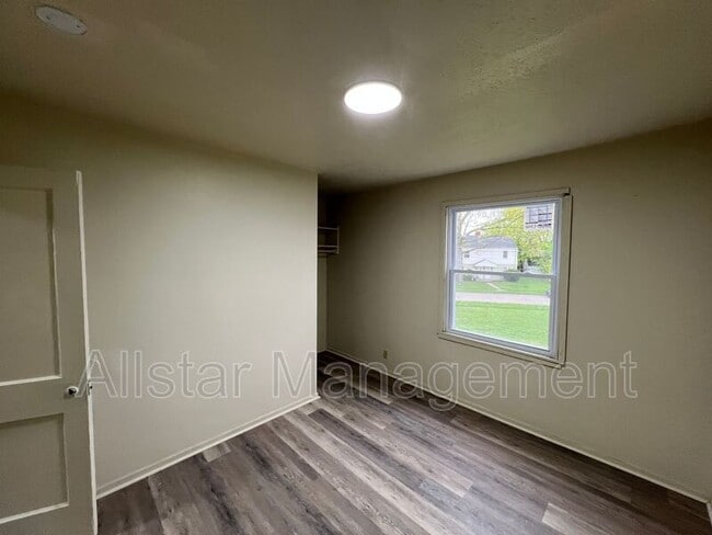 Building Photo - 942 S Central Dr