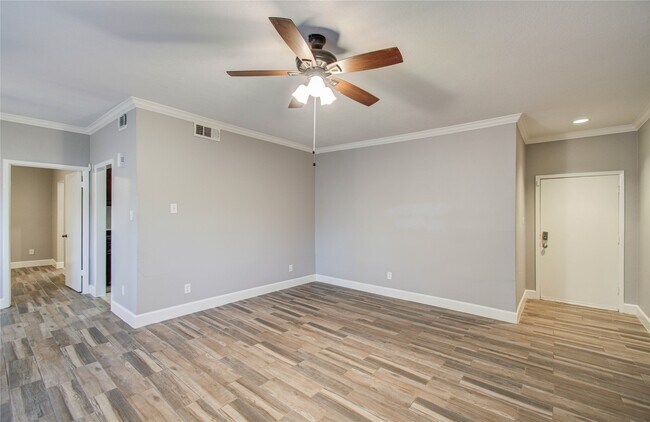 Building Photo - 9707 Richmond Ave.