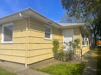 Building Photo - 1031-1033 Saginaw St S Salem, OR 97302