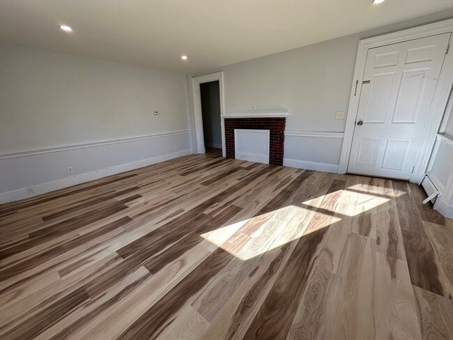 Building Photo - 250 Walnut St