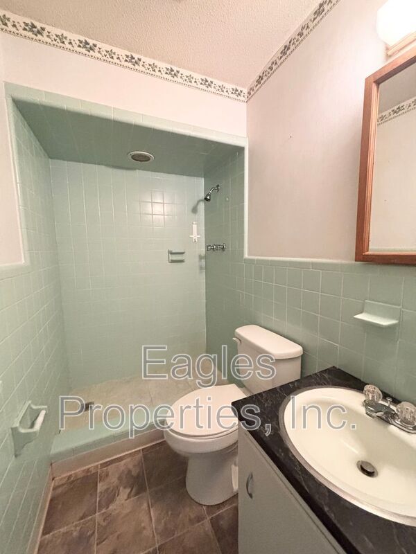 Building Photo - 657 Saulston Rd