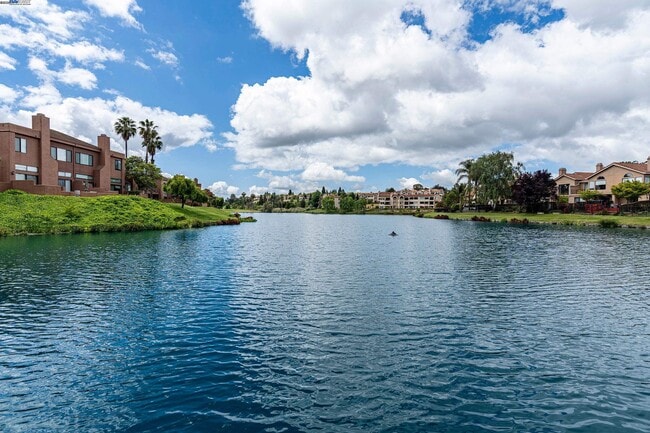 Building Photo - 4009 W Lakeshore Dr