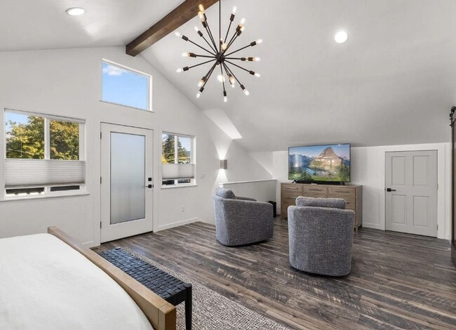 Building Photo - 4 Bed, 2 Bath, Fully Furnished, 2 Level Home, Fenced Yard