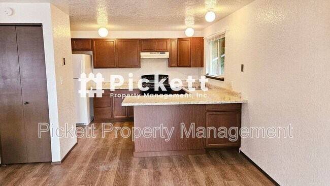 Building Photo - 4629 Beach Dr E