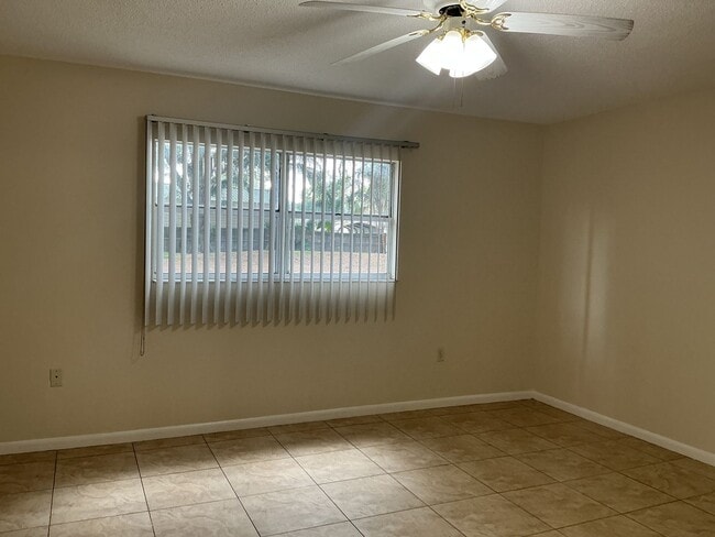 Building Photo - Winter Haven 3BR Home with Fenced Yard & Bonus Room