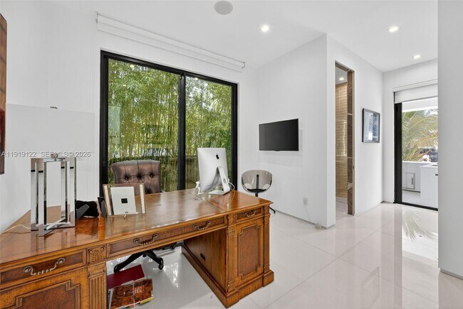 Building Photo - 401 Lido Dr