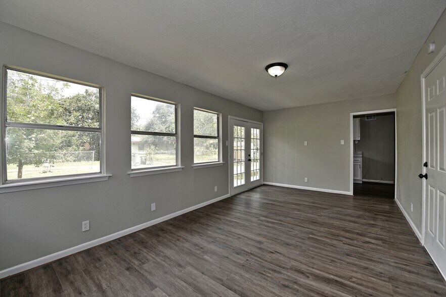 Building Photo - 437 E Wright Blvd