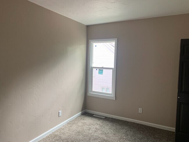 Building Photo - 321-321 Caroline St