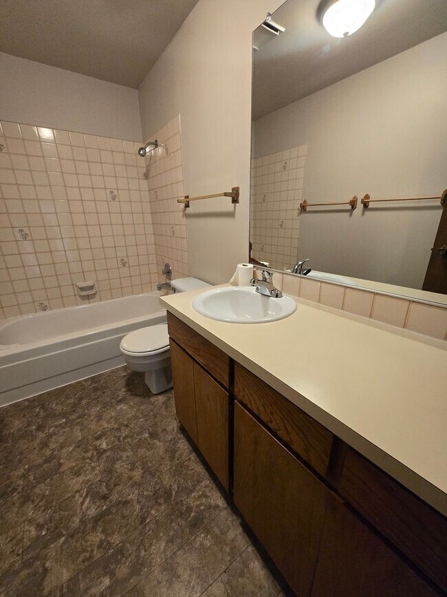 Building Photo - 1122