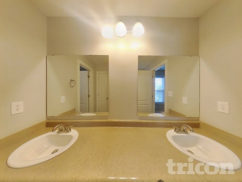 Building Photo - 1044 Hazelwood Dr