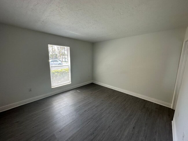 Building Photo - Kenwood