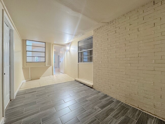 Building Photo - Refrig A/C 2bed/2bath Duplex with Bonus Room!