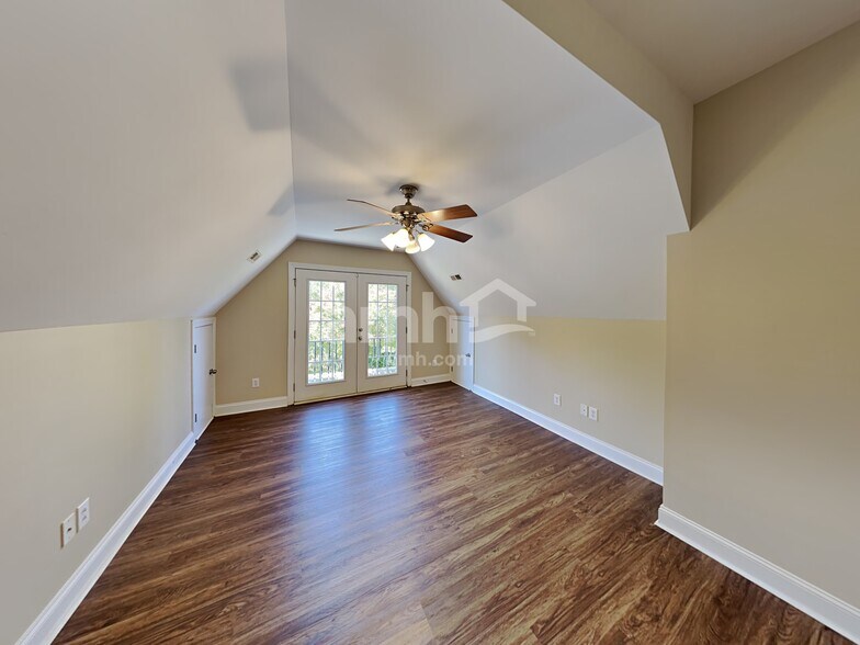 Building Photo - 8320 Willow Branch Dr