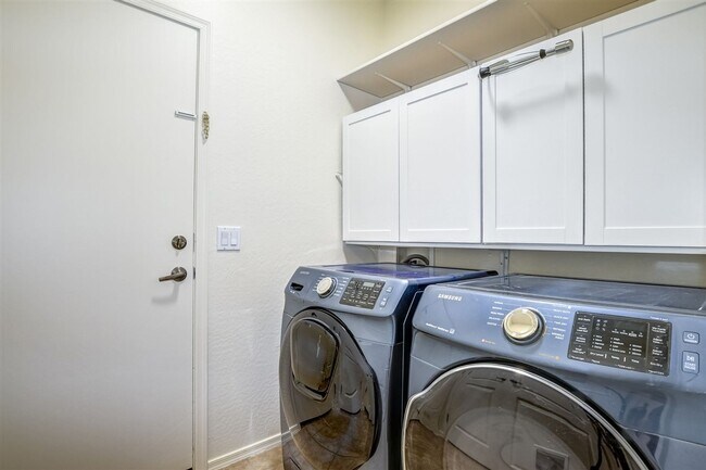 Building Photo - 3 bedroom 2 bathroom home for Rent in StoneRidge!