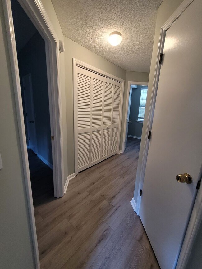 Building Photo - Renovated first floor condo with community...