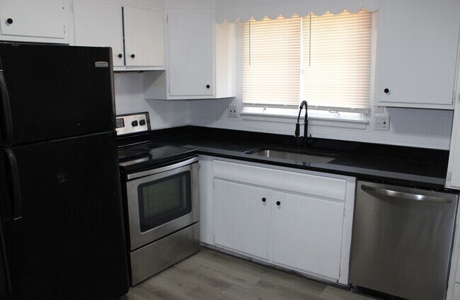 Building Photo - Large 5 bed 2 full bath Home in Independence