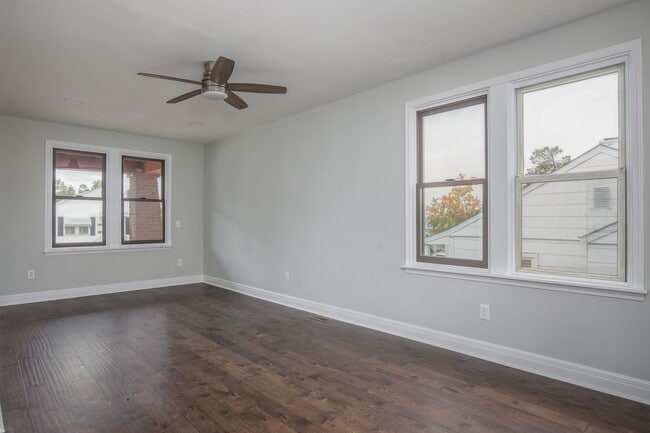 Building Photo - Adorable North Hampton House - Must See!