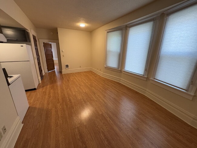 Building Photo - Downstairs 2 Bedroom Quadplex