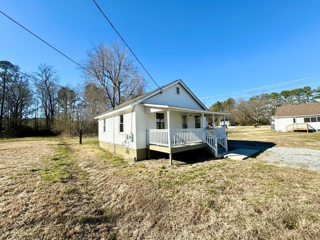 Building Photo - Lovely 2 Bedroom Rancher… Waiting for You ...
