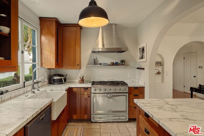 Building Photo - 2223 Cloverfield Blvd