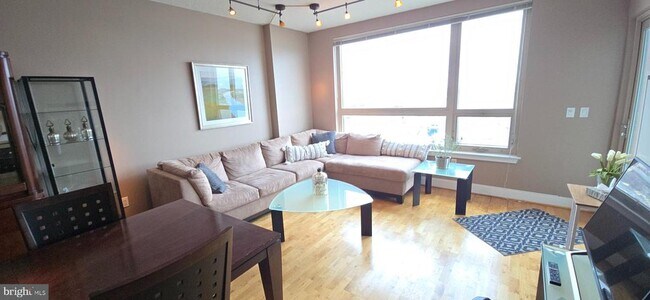 Building Photo - 717 S Christopher Columbus Blvd