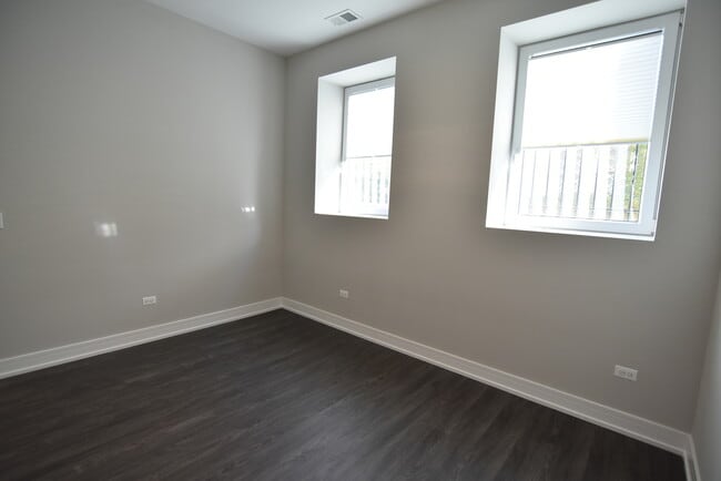 Building Photo - 1730 W Greenleaf Ave