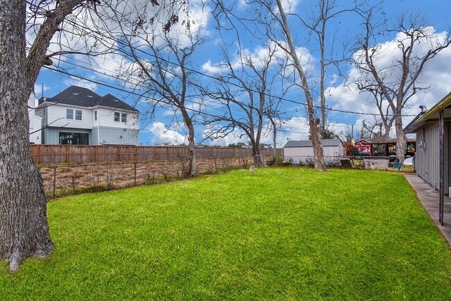 Building Photo - 2619 Soway St