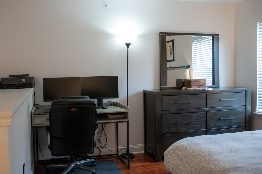 Building Photo - 1550 N Warren Ave