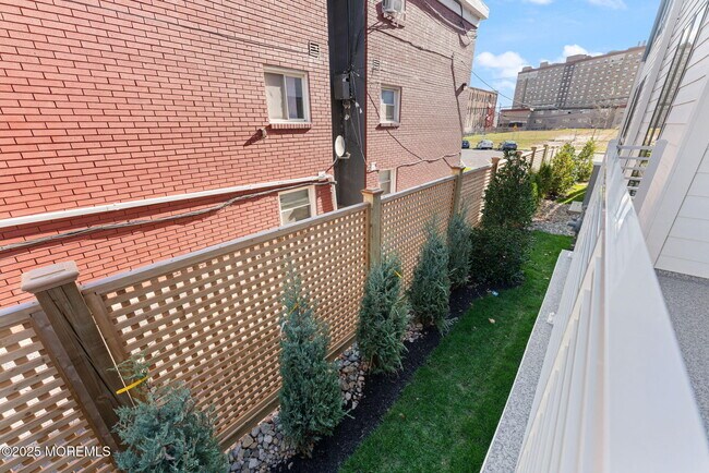 Building Photo - 215 2nd Ave