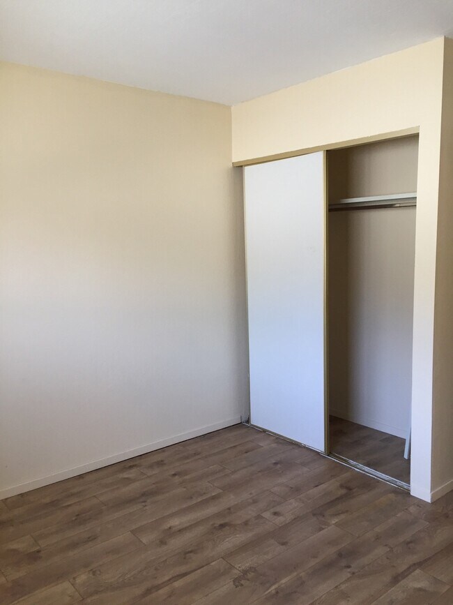 Building Photo - Convenient Sparks Location  with Pool and ...