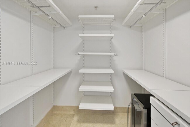 Building Photo - 1800 N Bayshore Dr