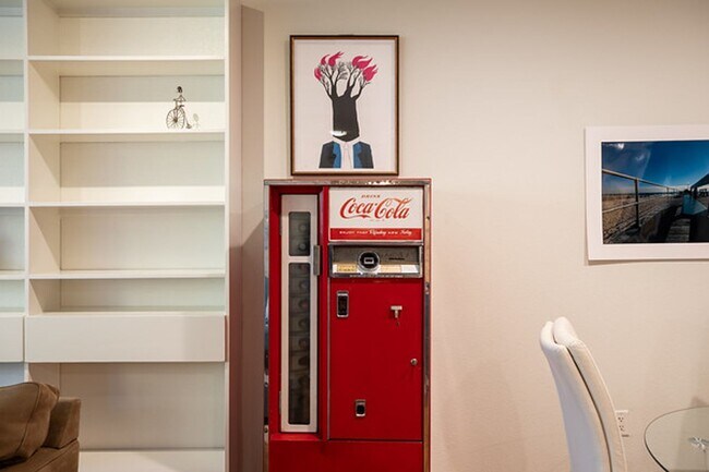 Building Photo - Downtown living